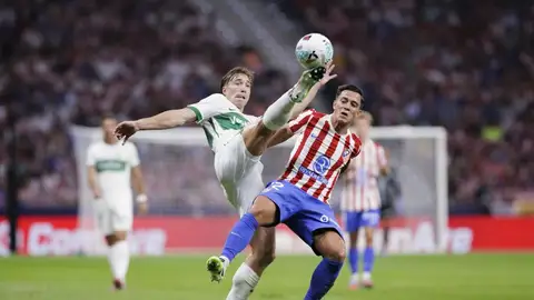 Affengruber disputa un balón ante el Atlético de Madrid. Affengruber disputa un balón ante el Atlético de Madrid.
