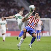 Affengruber disputa un balón ante el Atlético de Madrid. Affengruber disputa un balón ante el Atlético de Madrid.