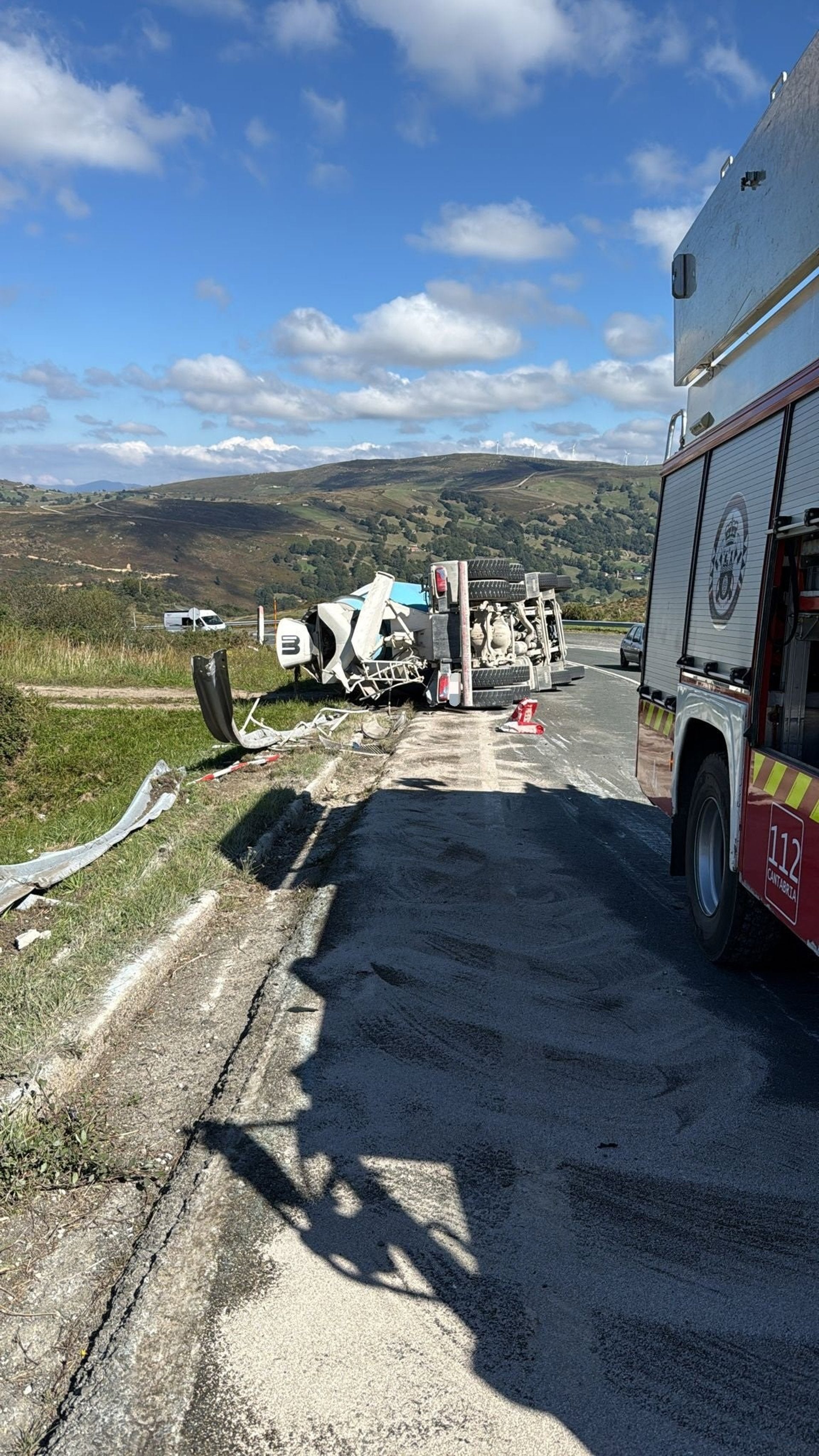 El puerto del Escudo se cortará al tráfico mientras se retira el camión que volcó este martes El puerto del Escudo se cortará al tráfico mientras se retira el camión que volcó este martes