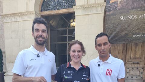 Paula Urango, con los hermanos Herrada