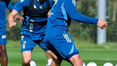 1-10-2025 Oier Luengo e Ilyas Chaira, en el entrenamiento de hoy en El Requex&oacute;n