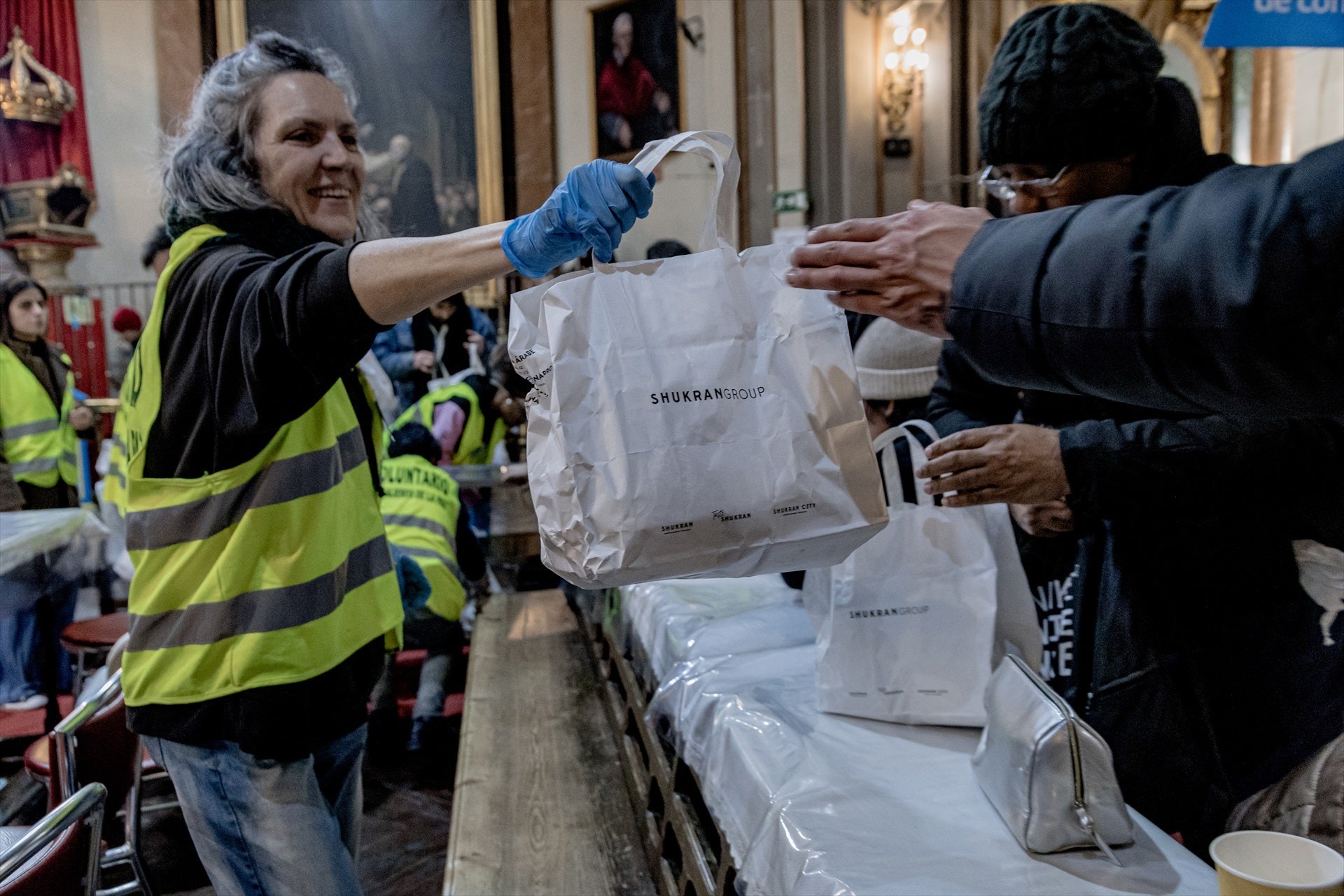 El padre Ángel responde a los problemas en torno a la iglesia de San Antón: "Que vengan solo los que necesitan comer" El padre Ángel responde a los problemas en torno a la iglesia de San Antón: "Que vengan solo los que necesitan comer"
