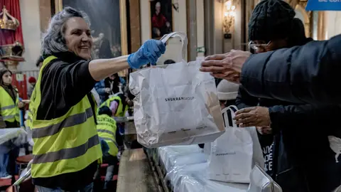 El padre Ángel responde a los problemas en torno a la iglesia de San Antón: "Que vengan sólo los que necesitan comer" El padre Ángel responde a los problemas en torno a la iglesia de San Antón: "Que vengan sólo los que necesitan comer"
