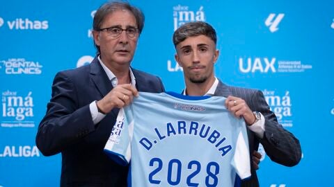 Larrubia con Loren en su renovaci&oacute;n con el M&aacute;laga