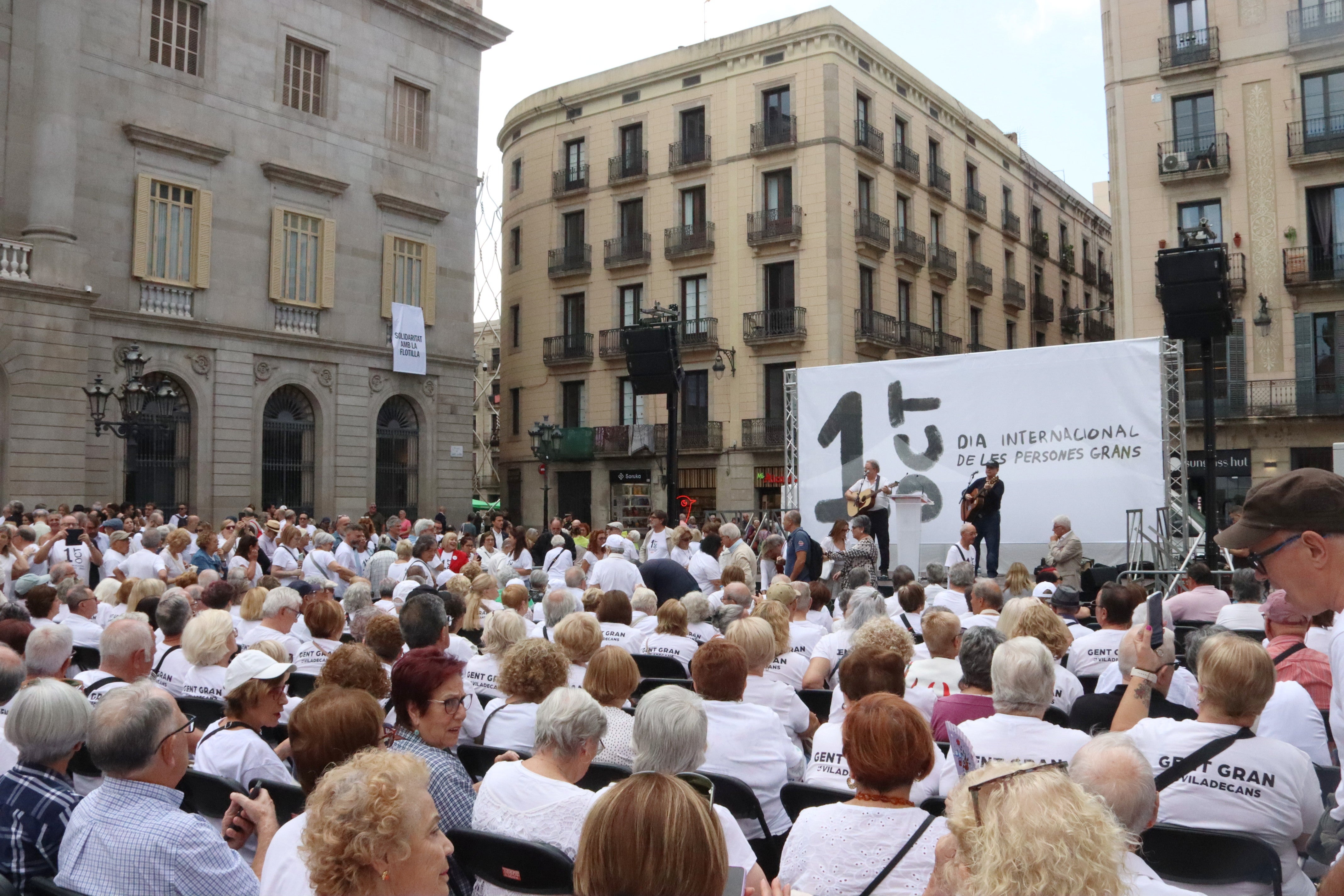 La gent gran omple la plaça Sant Jaume per alçar la veu contra l'edatisme La gent gran omple la plaça Sant Jaume per alçar la veu contra l'edatisme