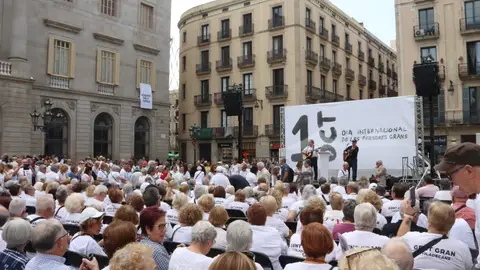 La gent gran omple la plaça Sant Jaume per alçar la veu contra l'edatisme La gent gran omple la plaça Sant Jaume per alçar la veu contra l'edatisme