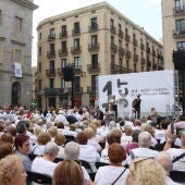 La gent gran omple la plaça Sant Jaume per alçar la veu contra l'edatisme