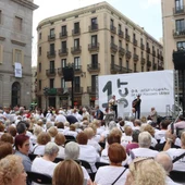 La gent gran omple la plaça Sant Jaume per alçar la veu contra l'edatisme La gent gran omple la plaça Sant Jaume per alçar la veu contra l'edatisme