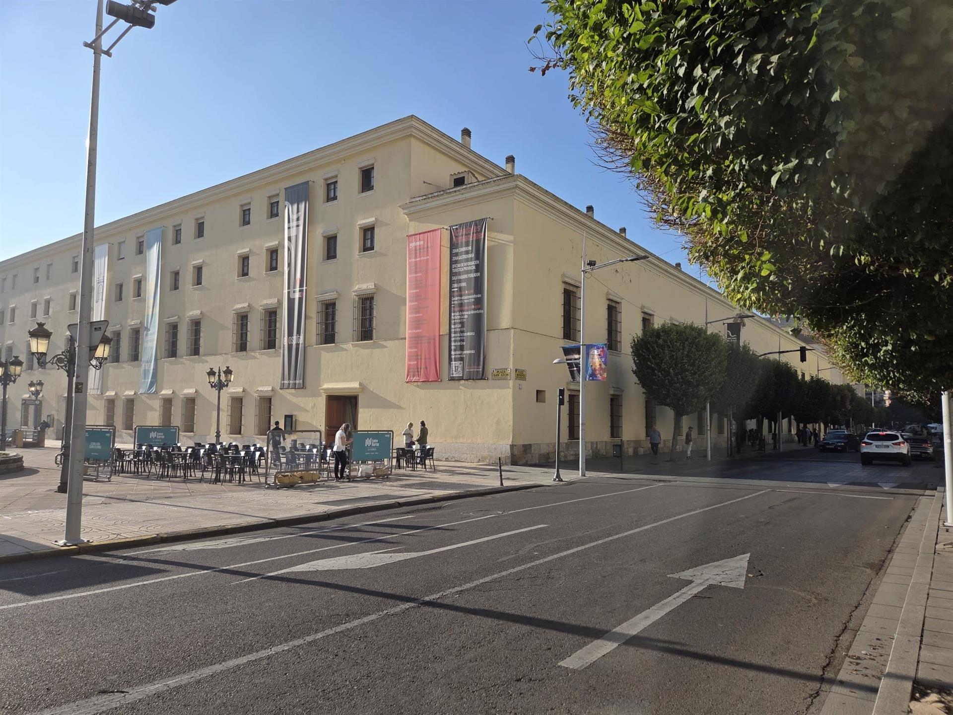 Amigos de Badajoz afea las nuevas puertas del hospital provincial y la Diputación valora el respeto al valor patrimonial Amigos de Badajoz afea las nuevas puertas del hospital provincial y la Diputación valora el respeto al valor patrimonial
