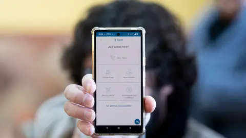 Una persona manda un bizum Una persona manda un bizum