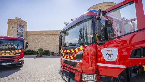 Desalojan a 30 vecinos en Roquetas de Mar por un incendio en una vivienda