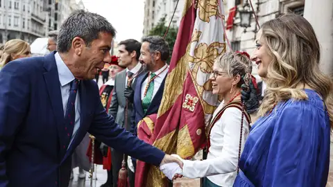 Archivo - El president de la Generalitat Valenciana, Carlos Mazón, acompaña la salida de la Real Senyera durante los actos por la festividad del 9 d’ Octubre - Archivo - El president de la Generalitat Valenciana, Carlos Mazón, acompaña la salida de la Real Senyera durante los actos por la festividad del 9 d’ Octubre -