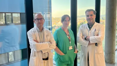 El jefe de Cirugía Cardíaca, el doctor Juan José Legarra, y los cirujanos cardíacos que intervinieron el caso, los doctores Rocío Casais y Francisco Estévez El jefe de Cirugía Cardíaca, el doctor Juan José Legarra, y los cirujanos cardíacos que intervinieron el caso, los doctores Rocío Casais y Francisco Estévez