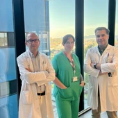El jefe de Cirugía Cardíaca, el doctor Juan José Legarra, y los cirujanos cardíacos que intervinieron el caso, los doctores Rocío Casais y Francisco Estévez El jefe de Cirugía Cardíaca, el doctor Juan José Legarra, y los cirujanos cardíacos que intervinieron el caso, los doctores Rocío Casais y Francisco Estévez