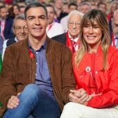 El presidente del Gobierno, Pedro Sánchez, y su mujer, Begoña Gómez, en un acto del PSOE