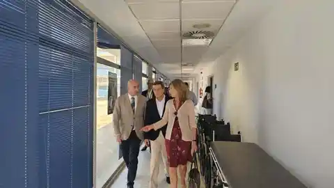 El conseller de Sanidad en su visita al Centro Sanitario Integrado de Villena que entra en funcionamiento este lunes. El conseller de Sanidad en su visita al Centro Sanitario Integrado de Villena que entra en funcionamiento este lunes.