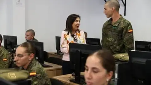 La ministra de Defensa visita el Cefot de Cáceres y agradece a los alumnos su trabajo "por la paz en el mundo" La ministra de Defensa visita el Cefot de Cáceres y agradece a los alumnos su trabajo "por la paz en el mundo"