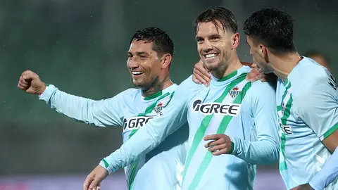 Lo Celso, Chimy Ávila y Marc Roca celebran el primer gol del Betis. Lo Celso, Chimy Ávila y Marc Roca celebran el primer gol del Betis.