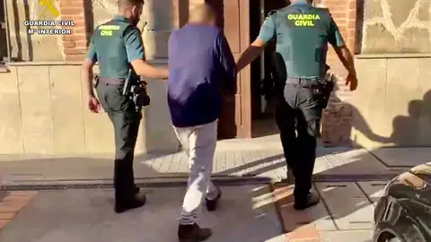 La Guardia Civil detiene a un miembro de un grupo de "cogoteros" cuando robaba en un coche en Navalmoral La Guardia Civil detiene a un miembro de un grupo de "cogoteros" cuando robaba en un coche en Navalmoral