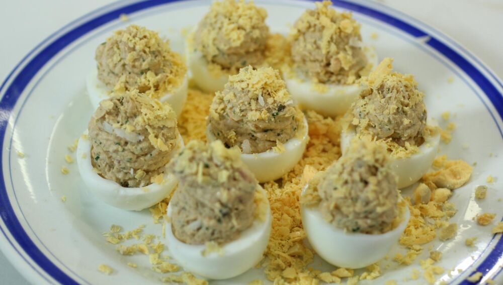 Huevos fríos rellenos