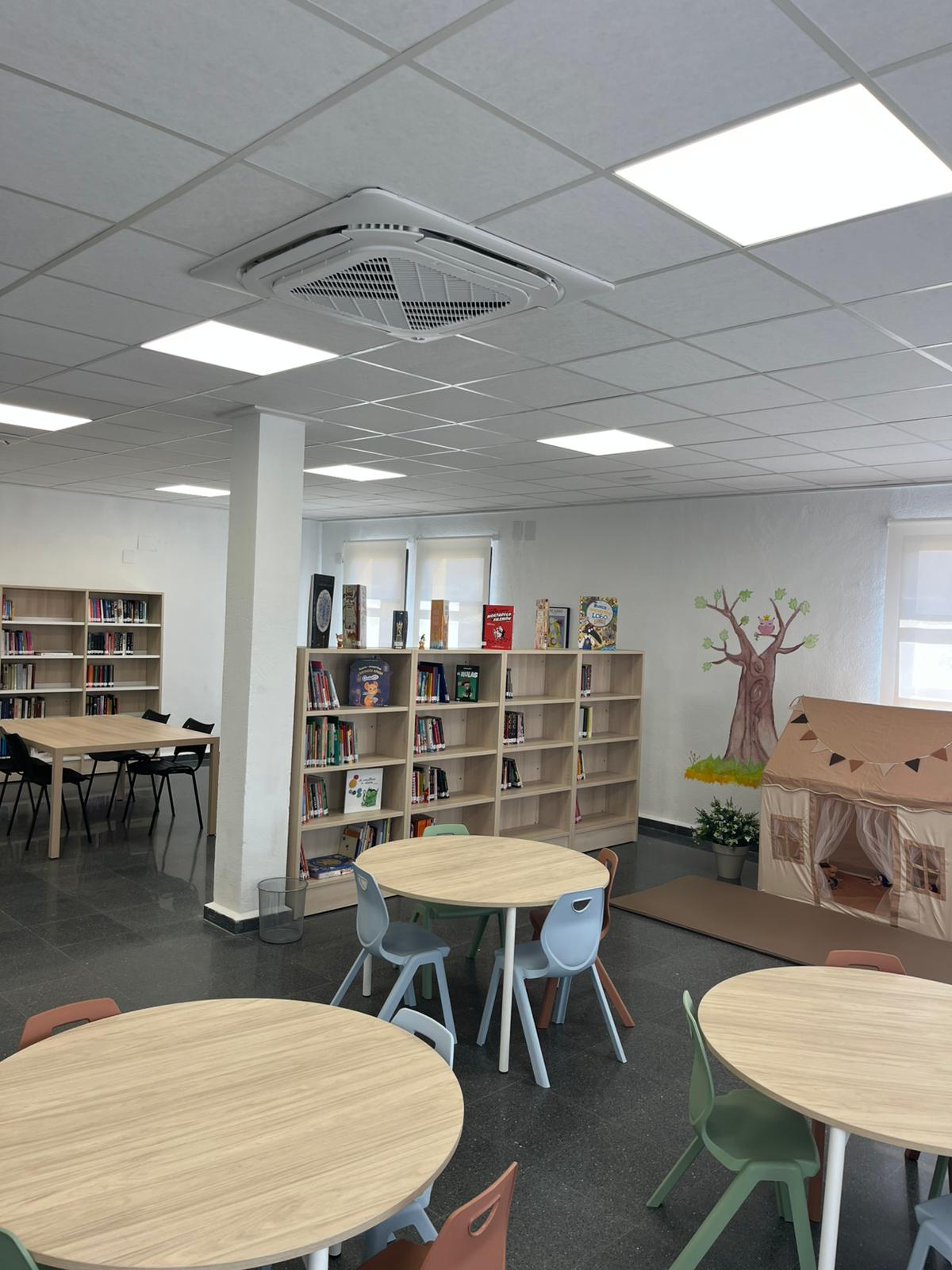 La biblioteca de Alatoz reabre sus puertas tras el incendio La biblioteca de Alatoz reabre sus puertas tras el incendio
