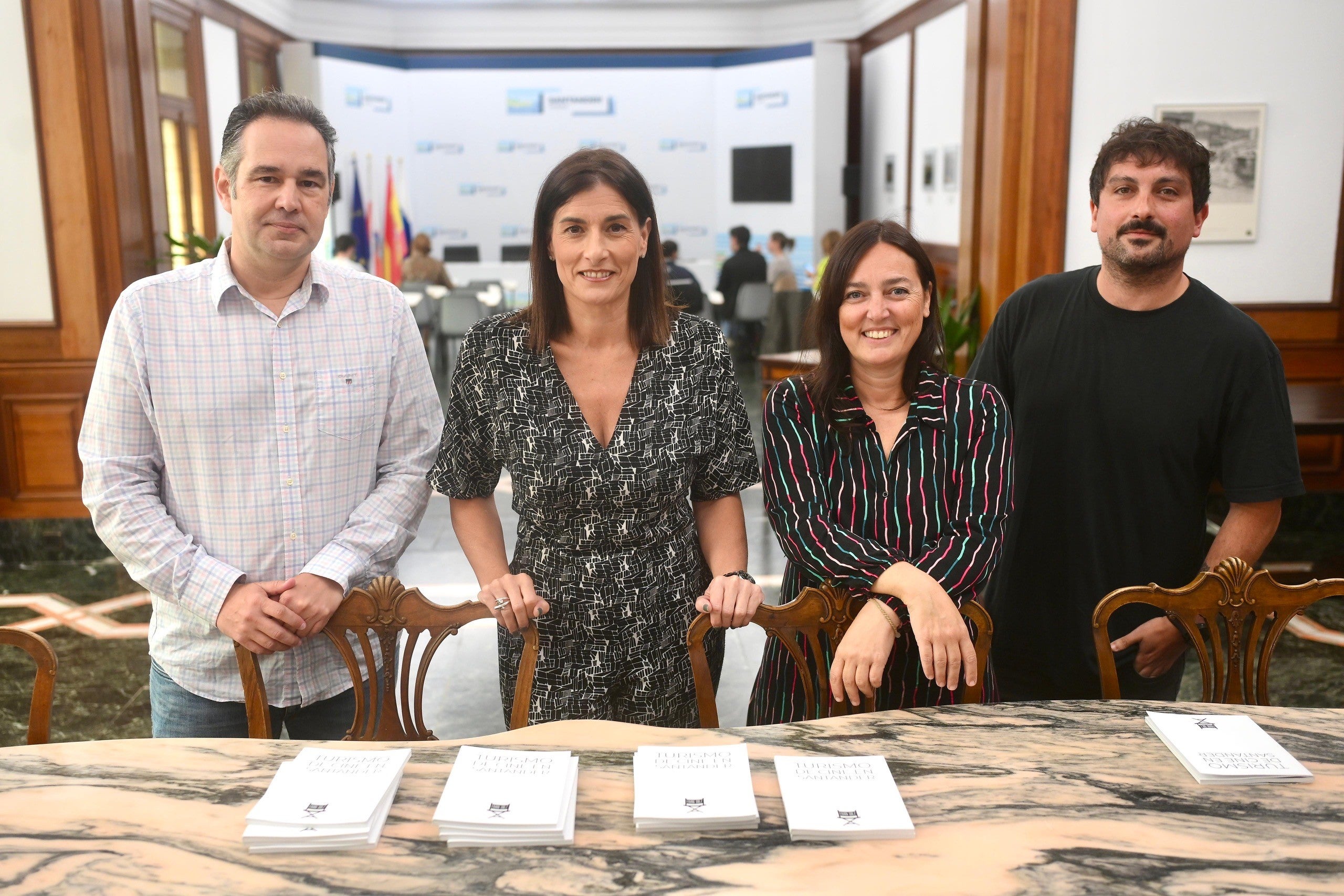 El Ayuntamiento se suma al Día del Cine español con la presentación del libro ‘Turismo de cine en Santander’ El Ayuntamiento se suma al Día del Cine español con la presentación del libro ‘Turismo de cine en Santander’