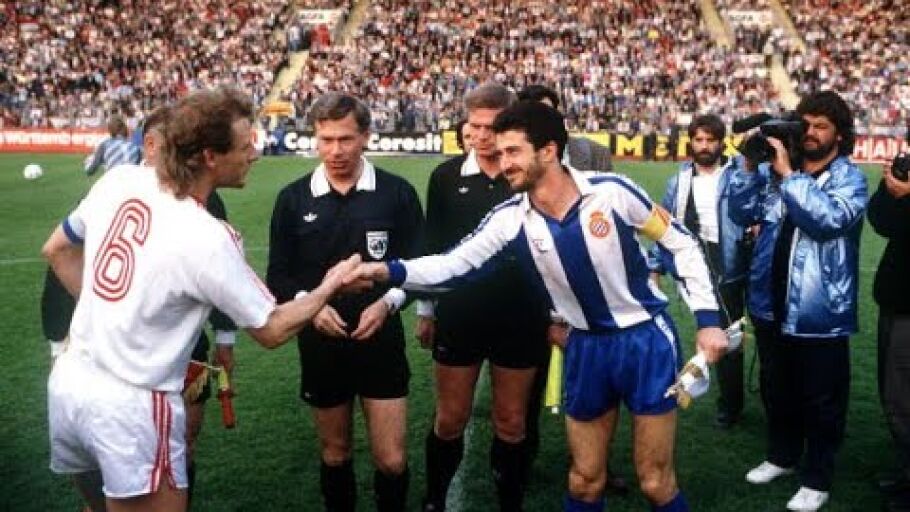 Pichi Alonso i Andrzej Buncol, saludant-se abans de la final de la Copa de la UEFA de 1988