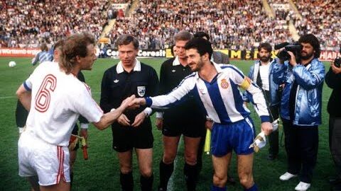 Pichi Alonso i Andrzej Buncol, saludant-se abans de la final de la Copa de la UEFA de 1988