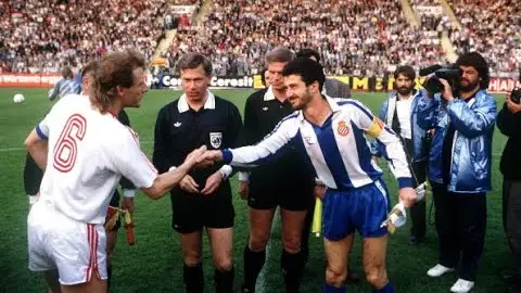 Pichi Alonso i Andrzej Buncol, saludant-se abans de la final de la Copa de la UEFA de 1988 Pichi Alonso i Andrzej Buncol, saludant-se abans de la final de la Copa de la UEFA de 1988