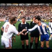 Pichi Alonso i Andrzej Buncol, saludant-se abans de la final de la Copa de la UEFA de 1988