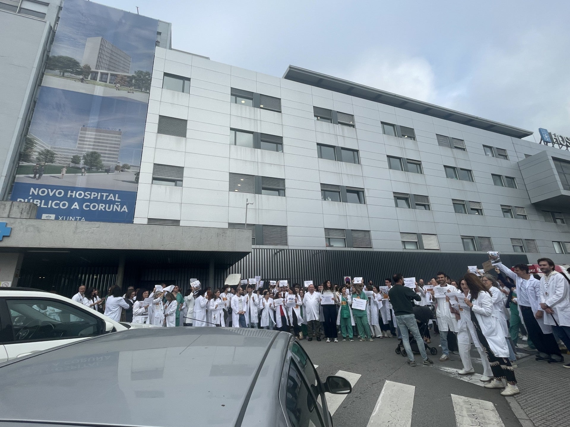Doscientos médicos se concentran para reclamar un estatuto propio Doscientos médicos se concentran para reclamar un estatuto propio