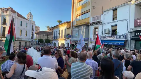 Cientos de personas se concentran en 13 localidades extremeñas reclamando un "bloqueo" a Israel y en contra del "genocidio" en Gaza Cientos de personas se concentran en 13 localidades extremeñas reclamando un "bloqueo" a Israel y en contra del "genocidio" en Gaza