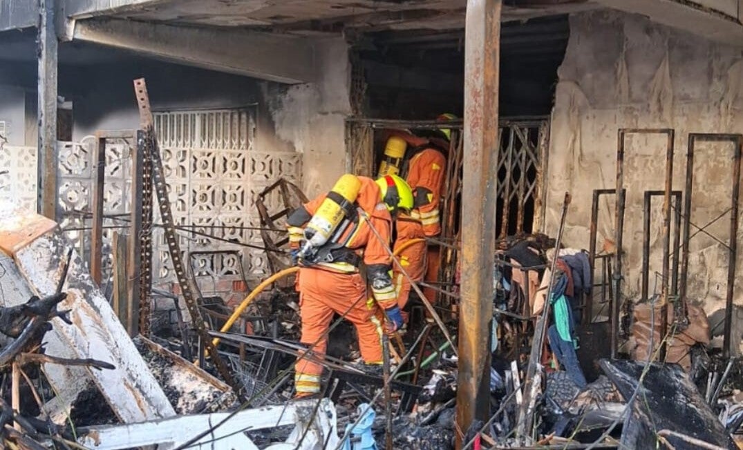 Once heridos, cuatro de ellos menores, en el incendio de una finca de la playa de Gandia Once heridos, cuatro de ellos menores, en el incendio de una finca de la playa de Gandia