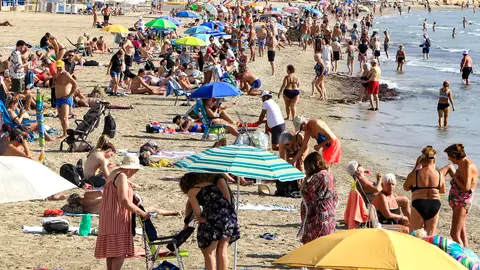 Imagen de la playa del Postiguet de Alicante, donde el jueves lucía el sol y se alcanzaban temperaturas cercanas a los 30 grados. Fin de semana de contrastes: sol y más de 30 grados en el sur de España y lluvia y menos de 20 en el norte