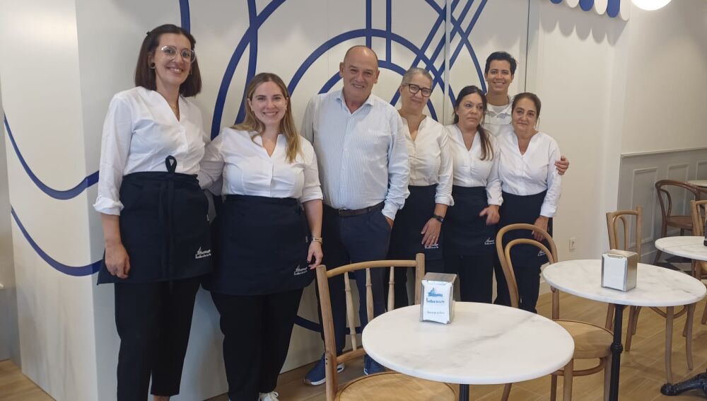 Fernando Bonilla, en el centro, con su equipo de trabajo