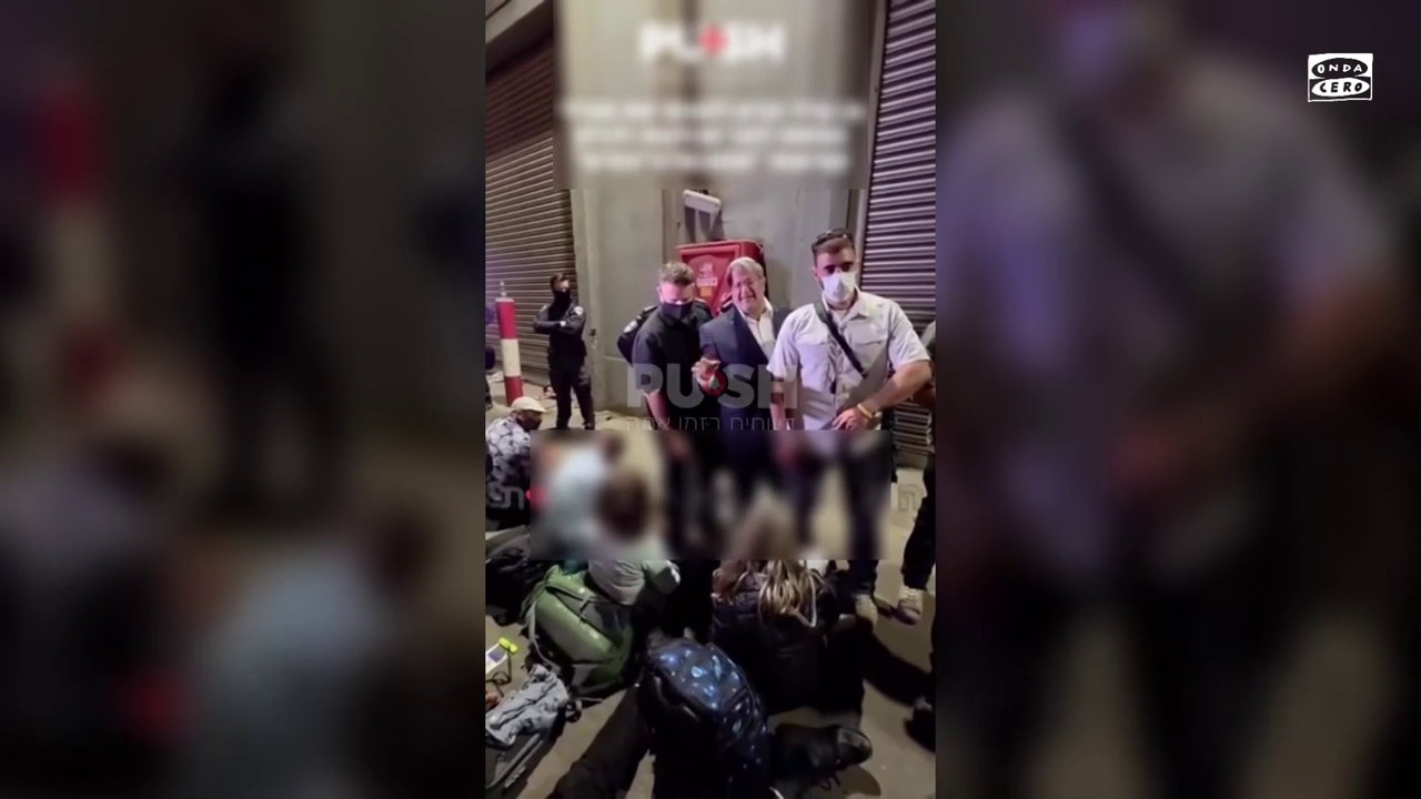 El vídeo en el que un ministro ultra de Israel estalla frente a los detenidos de la Flotilla: "Son terroristas, simpatizantes de asesinos" El vídeo en el que un ministro ultra de Israel estalla frente a los detenidos de la Flotilla: "Son terroristas, simpatizantes de asesinos"