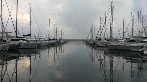 Ocho personas heridas, tres graves, tras la explosión de un barco en el puerto deportivo de Fuengirola