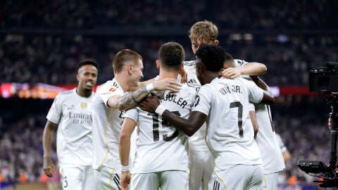 Los jugadores del Real Madrid celebran el gol de Vinicius