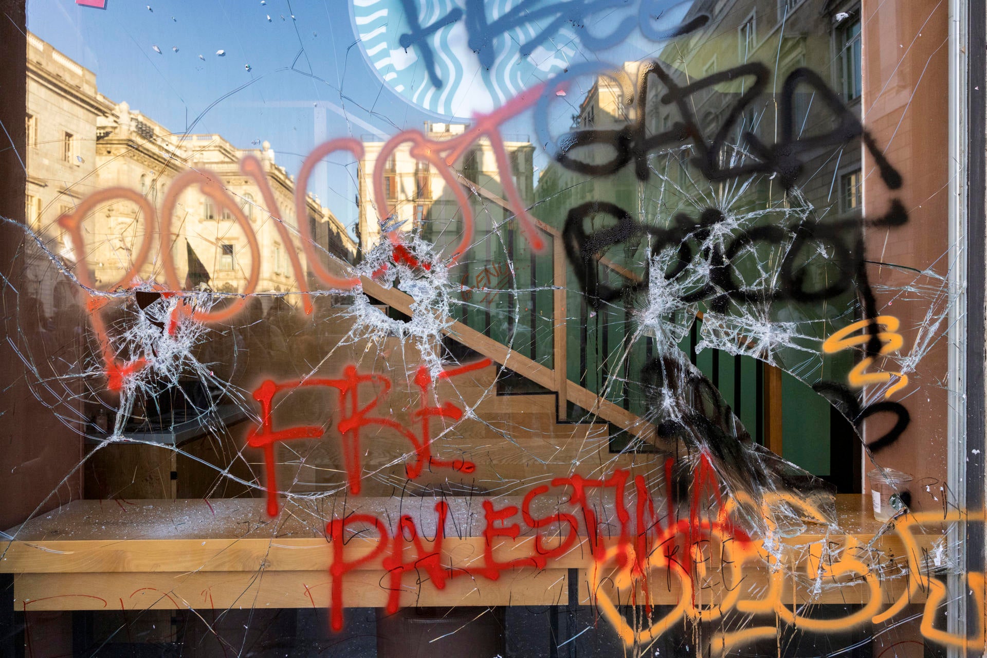 Ocho detenidos y 20 mossos heridos en Barcelona tras una manifestación en apoyo a Palestina Ocho detenidos y 20 mossos heridos en Barcelona tras una manifestación en apoyo a Palestina