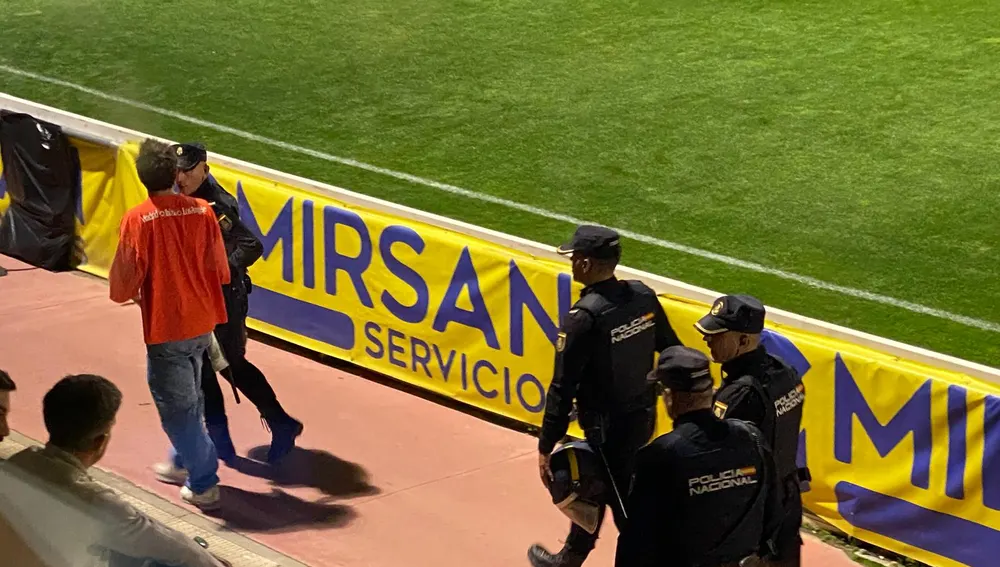Varios agentes se llevan al aficionado Varios agentes se llevan al aficionado