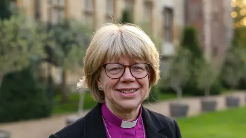 Quién es Sarah Mullally, la primera mujer arzobispo líder de la Iglesia de Inglaterra