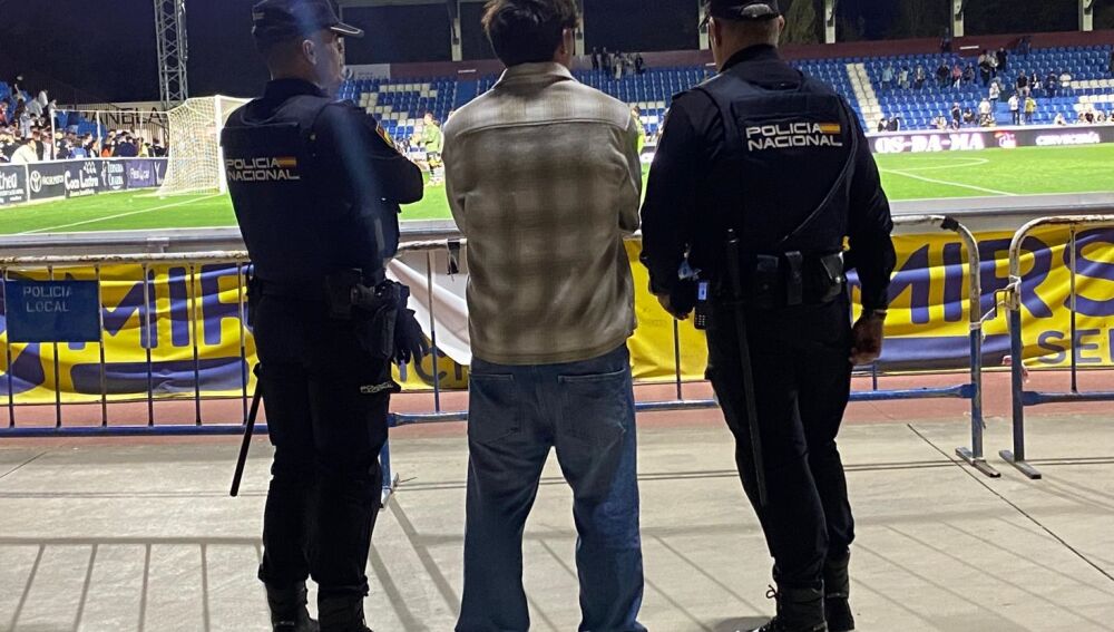 El espectador, al final del choque, custodiado por la Policía Nacional