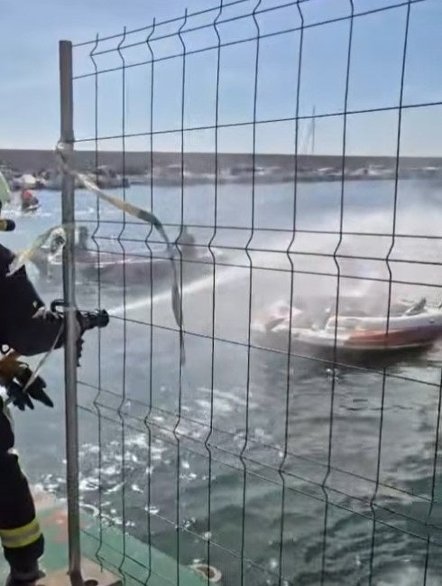 Ocho personas heridas, tres graves, tras la explosión de un barco en el puerto deportivo de Fuengirola Ocho personas heridas, tres graves, tras la explosión de un barco en el puerto deportivo de Fuengirola