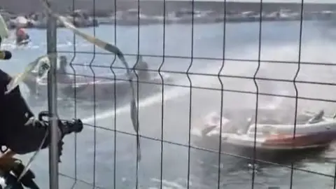 Los bomberos apagan el incendio provocado por una explosión en el interior de un barco en Fuengirola Ocho personas heridas, tres graves, tras la explosión de un barco en el puerto deportivo de Fuengirola