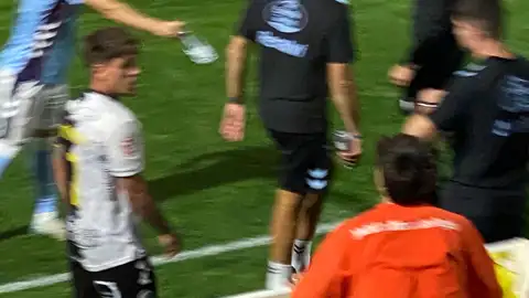Momento en el que Víctor Olmedo se dirige al vestuario y el aficionado, apoyado en la valla, lanza un escupitajo hacia los futbolistas congregados en la zona Momento en el que Víctor Olmedo se dirige al vestuario y el aficionado, apoyado en la valla, lanza un escupitajo hacia los futbolistas congregados en la zona