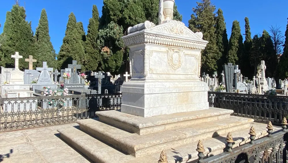 Un panteón individual de la familia Lamamié de Clairac Un panteón individual de la familia Lamamié de Clairac