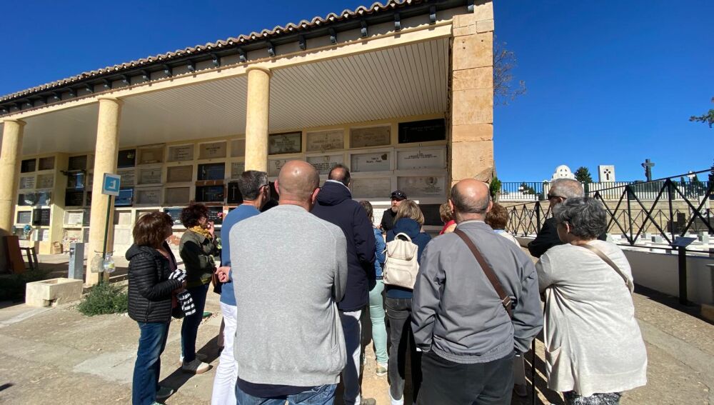 Los visitantes atienden a las explicaciones del guía