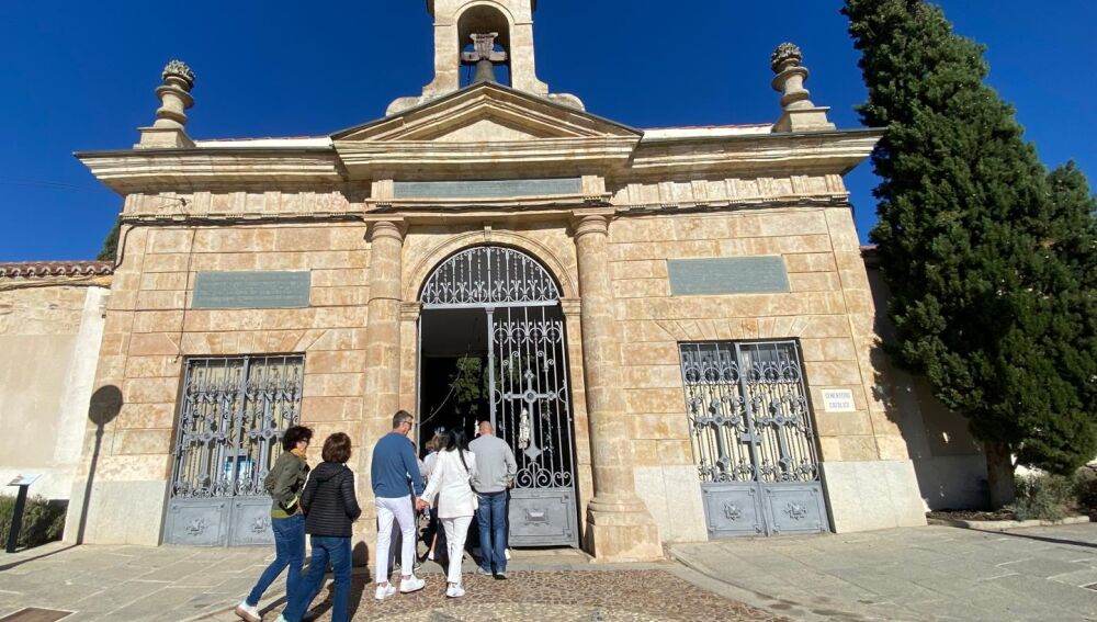 L0s 20 visitantes con reserva acceden al camposanto