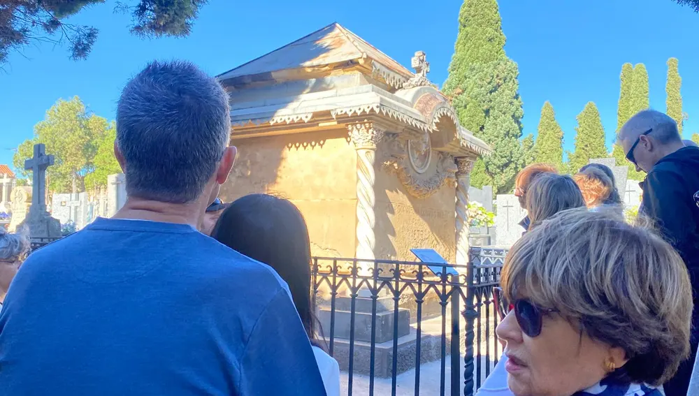 Parte del grupo observa el primer punto explicado en el interior Parte del grupo observa el primer punto explicado en el interior