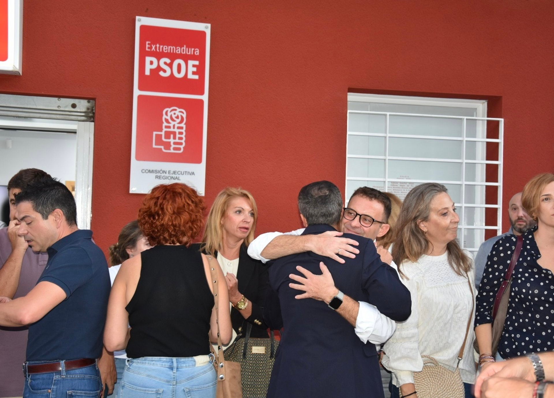 Militantes y ciudadanos despiden en Mérida con cinco minutos de silencio a Fernández Vara, uno de los "padres" de la familia socialista Militantes y ciudadanos despiden en Mérida con cinco minutos de silencio a Fernández Vara, uno de los "padres" de la familia socialista